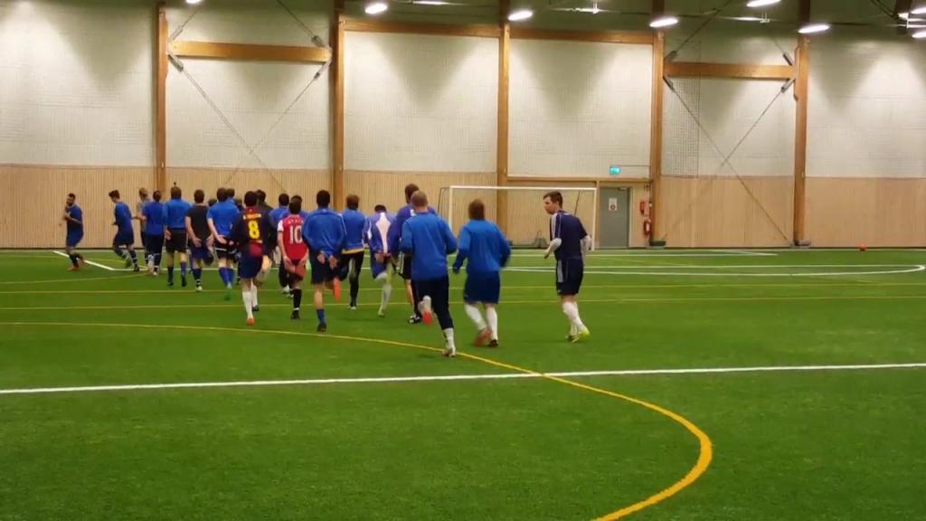 A-laget tränar i fotbollshallen