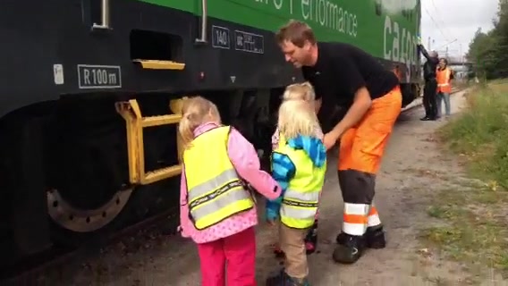 Barn från förskolan kör lok