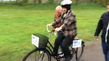 Här cyklar Rahma för första gången